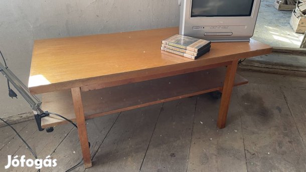 Szocreál dohányzóasztal