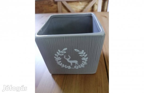 Szögletes, szürke kaspó eladó!