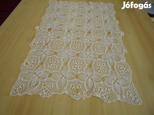 Szögletes ekrü, kézi horgolású terítő 40x70 cm