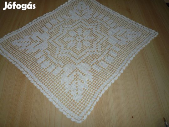 Szögletes horgolt terítő 36x42 cm