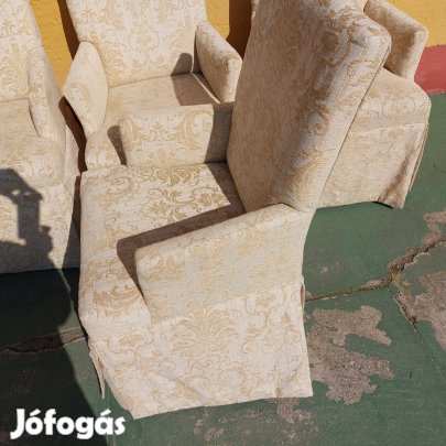 Szoknyás szék négy darab.