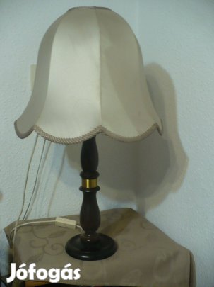 Szolidan elegáns asztali lámpa