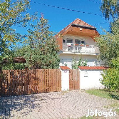 Szolnok Alcsiszigeten családi ház eladó