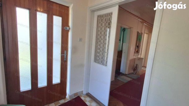 Szolnok - Szandaszőlősön kádár kocka típusú családi ház eladó