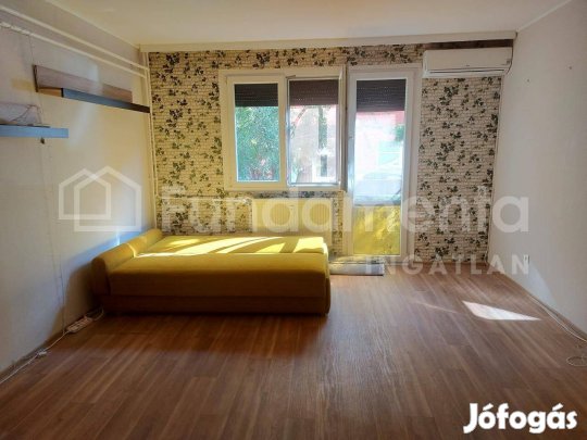 Szolnok belvárosában, 62m2-es,1egész+2félszobás,földszinti lakás eladó