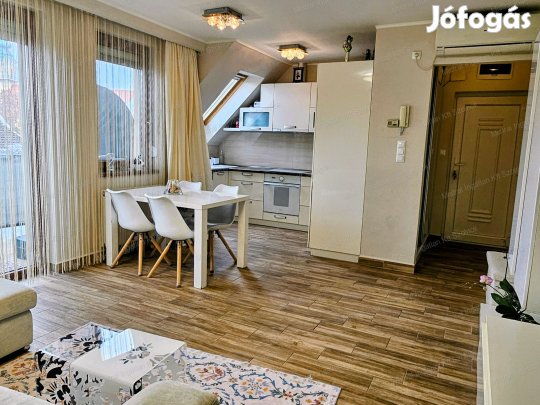 Szolnok belvárosában , az egyik legkedveltebb utcában , gyönyörű ,