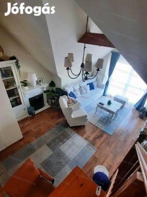 Szolnok belvárosi, liftes társasházban, belső kétszintes lakás eladó