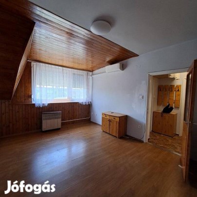 Szolnok központjától pár percre költözhető 33 m2 albérleti lakás kiadó