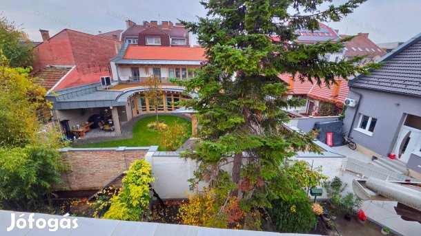 Szolnok szívében tetőtérbeépítéses 131 m2-es ikerház eladó!