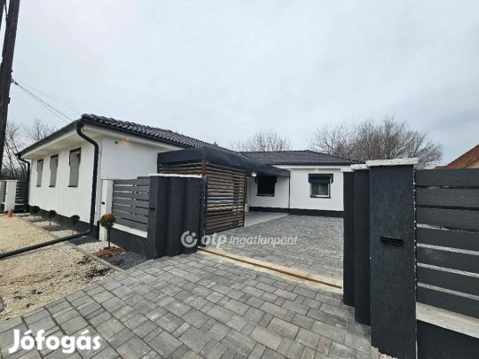 Szolnoki 111 nm-es ház eladó