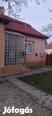 Szolnokon 2 családi ház 1 áráért