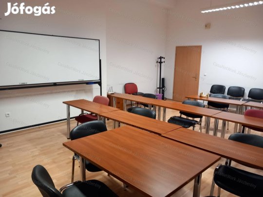 Szolnokon 37 nm-es, első emeleti iroda helyiség eladó!