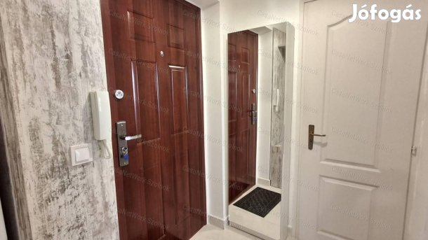 Szolnokon a Patak utcában kétszobás bútorozott lakás kiadó