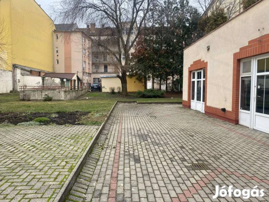 Szolnokon a Tófenék úton üzlethelyiség kiadó!