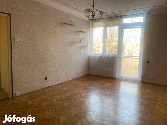 Szolnokon a Váromajor úton 1+1 szobás, 3. emeleti lakás eladó!