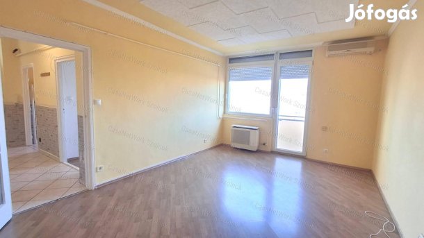 Szolnokon a Városmajor úton 1+1 félszobás jó állapotú lakás eladó