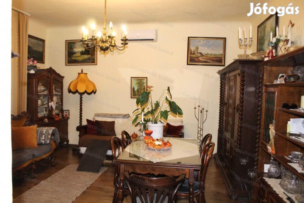 Szolnokon a belvárosban  felújított 3 szobás családi ház eladó!