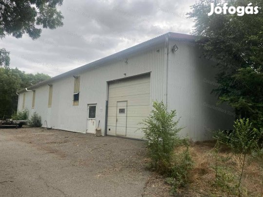 Szolnokon a besenyszögi úton 600 m2-es műhely kiadó!