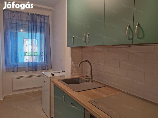 Szolnokon belvárosi, felújított kétszobás lakás kiadó!