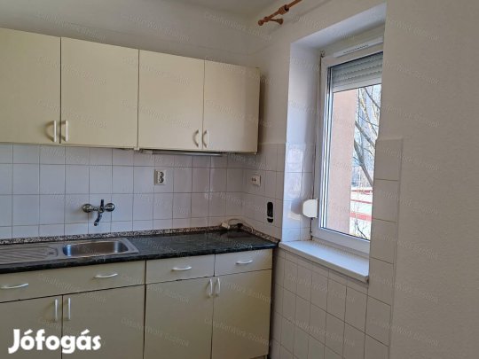 Szolnokon belvárosi felújított garzon, szigetelt házban eladó!