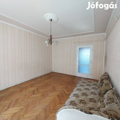 Szolnokon eladó földszinti garzon lakás, garázzsal együtt!