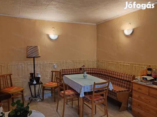 Szolnokon háromszobás családi ház eladó!