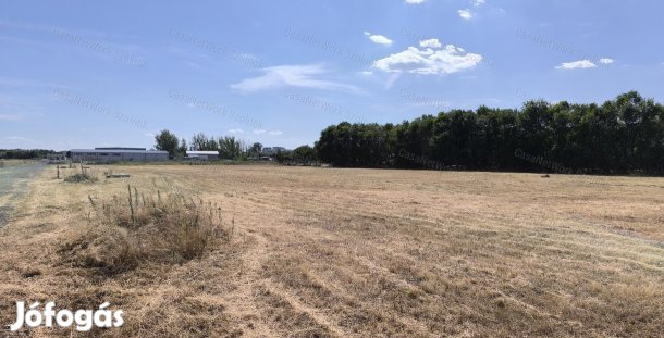 Szolnokon ipari területen eladó közművesített telek!