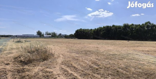 Szolnokon ipari területen eladó közművesített telek!