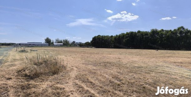 Szolnokon ipari területen eladó közművesített telek!