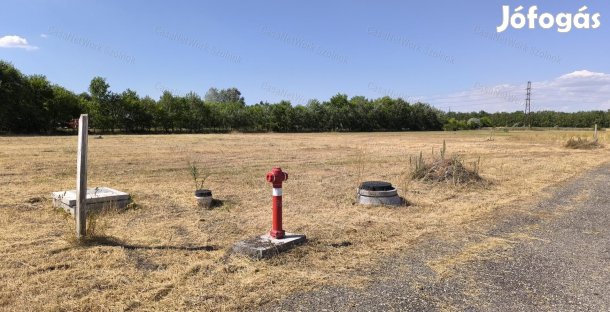 Szolnokon ipari területen eladó közművesített telek!