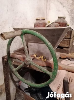 Szőlődaráló és szőlőprés