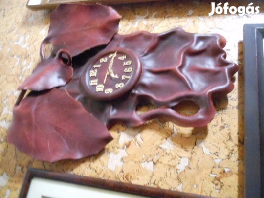 Szőlőlevelesformájúnagy bordó ambrés tiszta bőr falióra