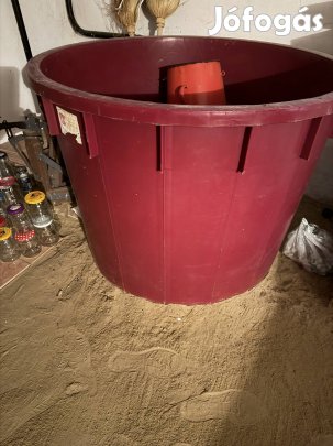 Szőlőszürethez használt kád.