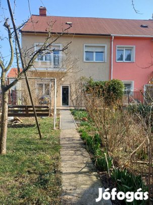 Szombatelyen a Kámoni városrészen két szintes családi ház eladó!