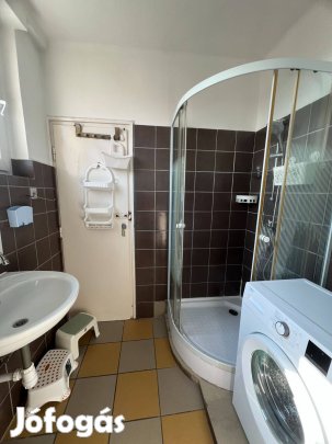 Szombathelyen a vasútállomásnál 2 szobás, erkélyes lakás eladó