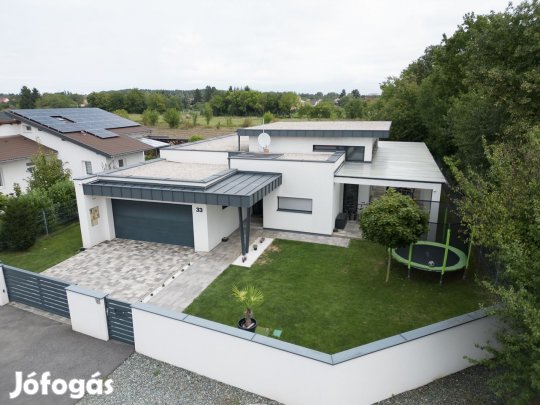 Szombathelyen kedvelt lakóparkjában fiatal 170 m2-es családi ház