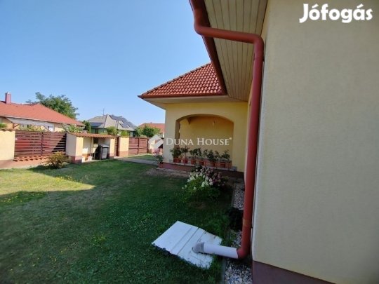 Szombathelyi 209 nm-es ház eladó