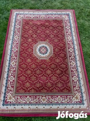 Szőnyeg, közepes méretű.