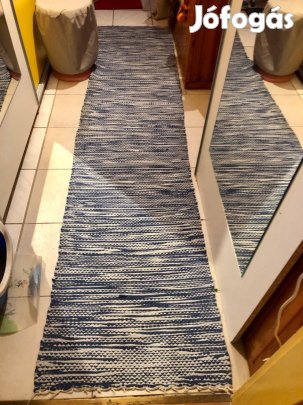 Szőnyegek és ablak párnák