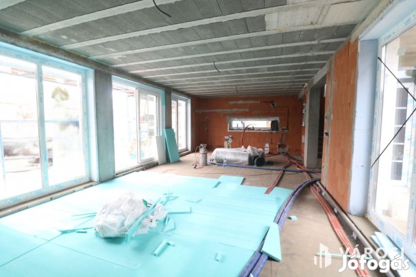 Szöregen kulcsrakész családi ház eladó.