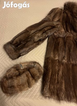 Szőrme bunda, sapkával