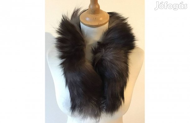 Szőrmegallér. Teljes hossz: kb. 70 cm