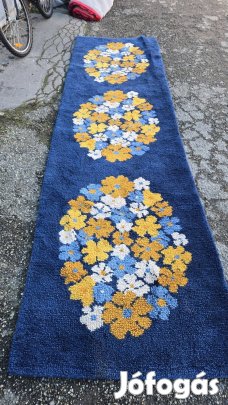 Szőttes futó szőnyeg.