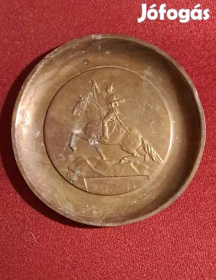 Szovjet (orosz) domborműves réz falitál lovas harcos