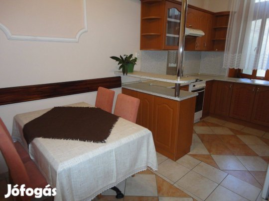 Szűk belvárosi 2 szobás lakás kiadó
