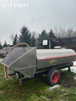 Szüretelőkocsi bogyózóval