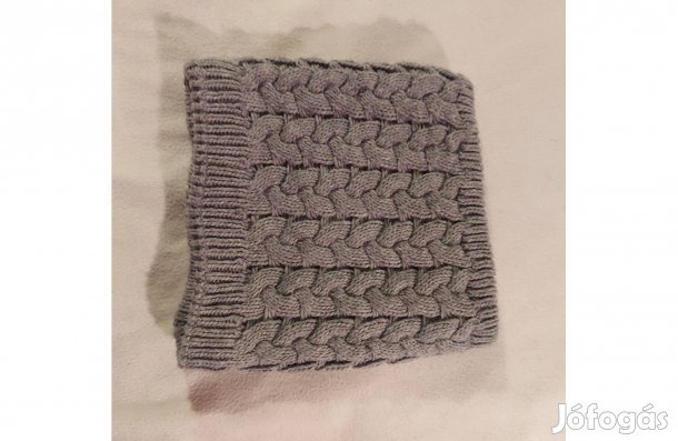 Szürke, kötött anyagú női körsál, fehér műszőrme béléssel