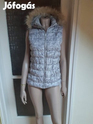 Szürke, szőrme kapucnis, steppelt hosszú mellény kabát felső ruha