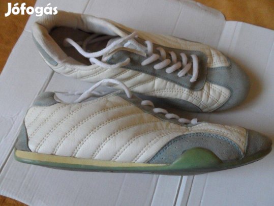 Szürke-fehér színű 40-es férfi sportcipő