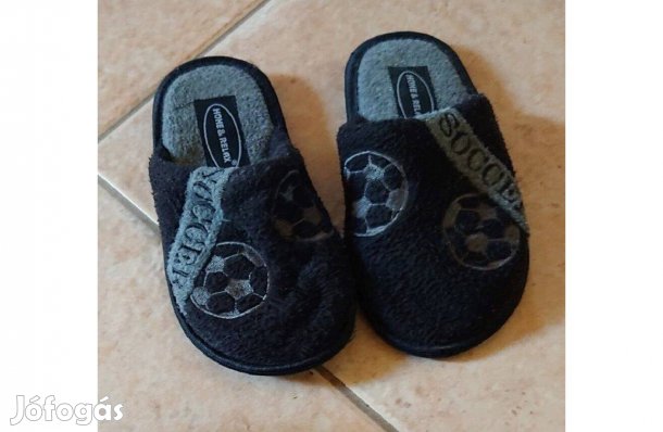 Szürke-fekete focis benti papucs 31-32-es méret